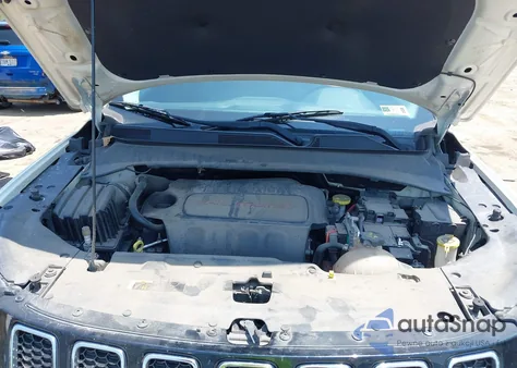 2018 Jeep Compass Latitude 4X4 из США, поврежденный, VIN 3C4NJDBB5JT256809